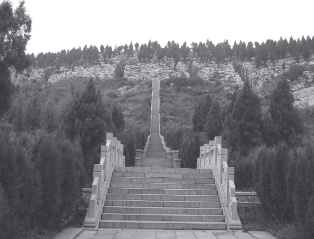 Staricase leading to Shizishan tomb, pathway is lined with trees.