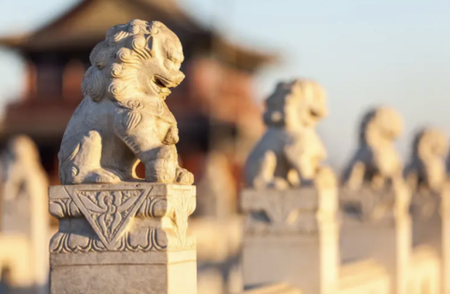 Many lion statues.